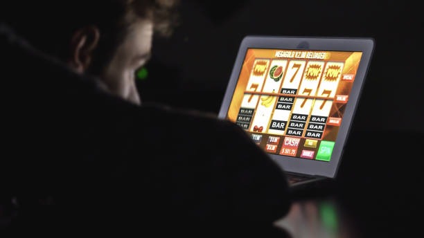 Live AduQ table with dealer and live-streamed cards